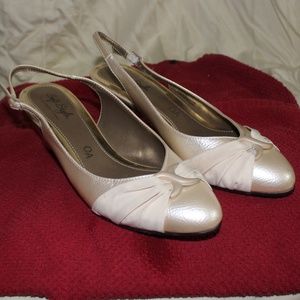 Soft Style Hush Puppies sling back heels Size 9 Wide